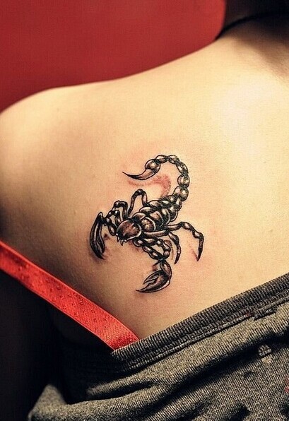 点击大图看下一张：美女背上的3D蝎子纹身