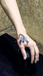虎口个性时尚的蝎子纹身图案
