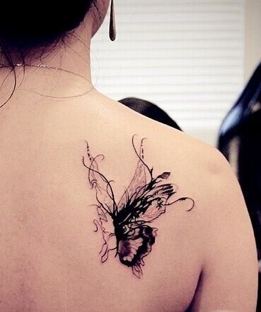 点击大图看下一张：女性背部漂亮的蝴蝶纹身图案