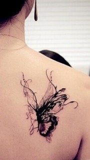 女性背部漂亮的蝴蝶纹身图案