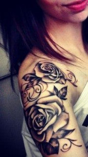 手臂个性黑白玫瑰纹身