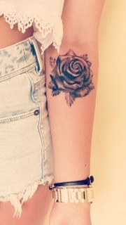 手臂上的黑灰玫瑰纹身