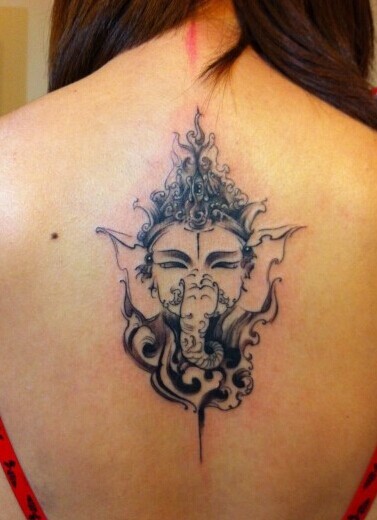 点击大图看下一张：女生背部好看的象神纹身