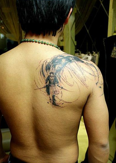 点击大图看下一张：男生肩背个性的海贼王索罗纹身