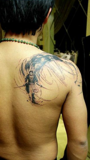 男生肩背个性的海贼王索罗纹身