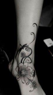 女性脚背蜻蜓和花卉藤蔓纹身