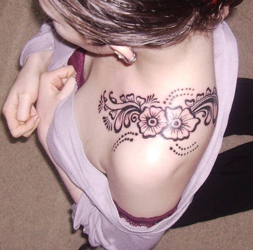 点击大图看下一张：美女肩膀上的花卉刺青