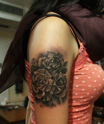 点击大图看下一张：女性手臂黑玫瑰纹身图案