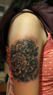女性手臂黑玫瑰纹身图案