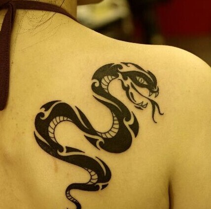 点击大图看下一张：个性女生后背蛇图腾刺青