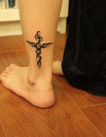 点击大图看下一张：女生腿部好看的图腾十字架纹身