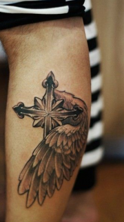 腿部经典的十字架翅膀纹身