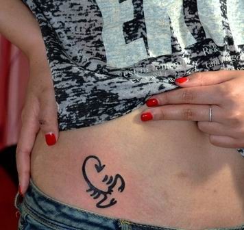 点击大图看下一张：美女腹部个性的线条蝎子纹身