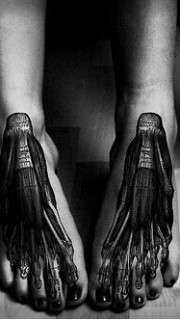 女生手脚创意骨骼纹身图案