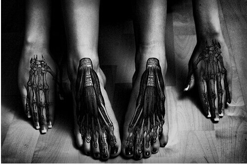 点击大图看下一张：女生手脚创意骨骼纹身图案