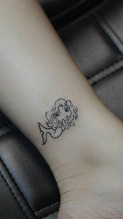 女人小腿可爱时尚的美人鱼纹身