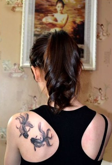 点击大图看下一张：女生肩部水墨金鱼纹身图案