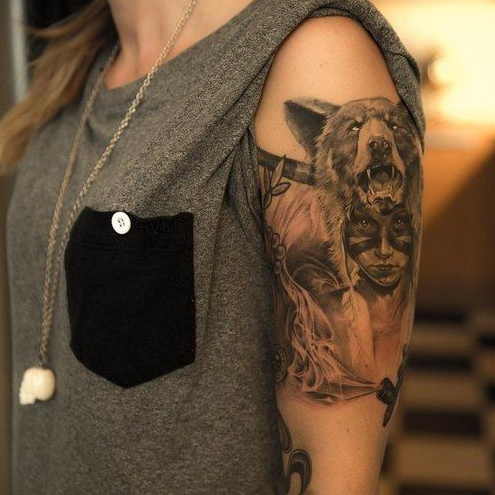 点击大图看下一张：女生手臂狼头和肖像纹身