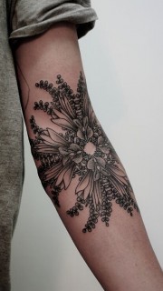 女生手臂个性花卉的纹身