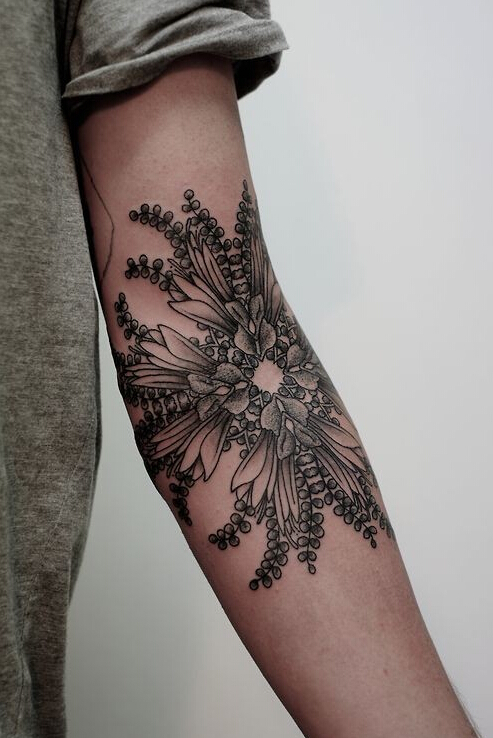 点击大图看下一张：女生手臂个性花卉的纹身