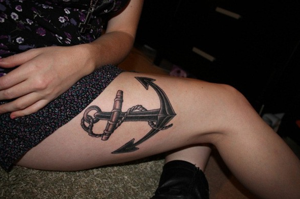 点击大图看下一张：美女大腿上性感的锚纹身