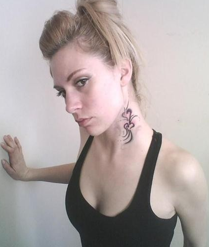 点击大图看下一张：欧美美女颈部简单的图腾刺青
