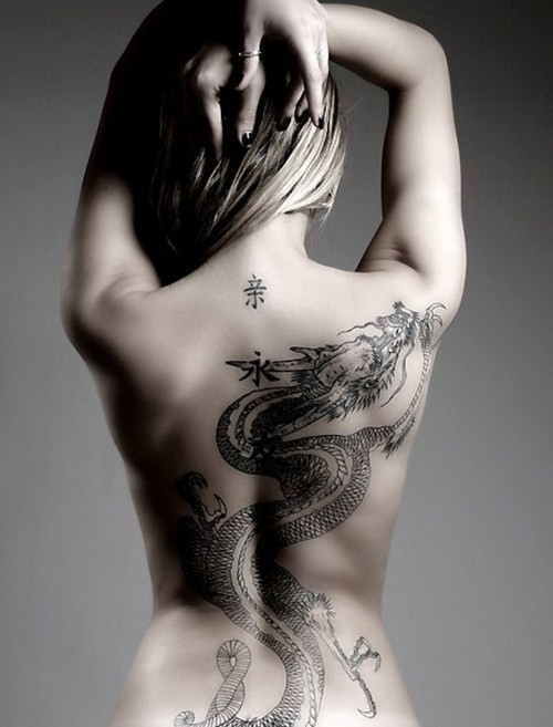 点击大图看下一张：性感美女背部龙图腾纹身