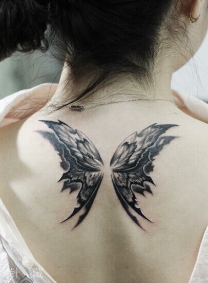点击大图看下一张：女生背部超级好看的翅膀纹身