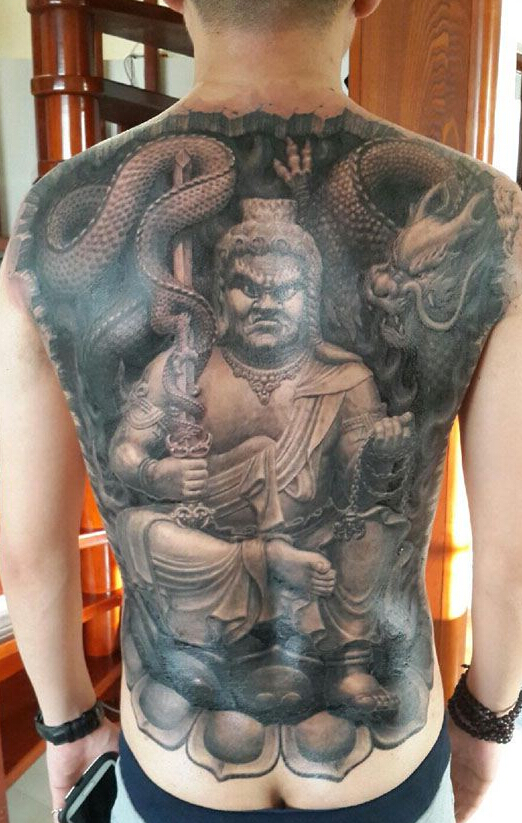 点击大图看下一张:男生超酷的满背石雕不动明王纹身
