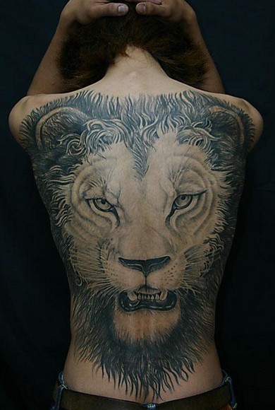 点击大图看下一张：个性满背狮子头纹身