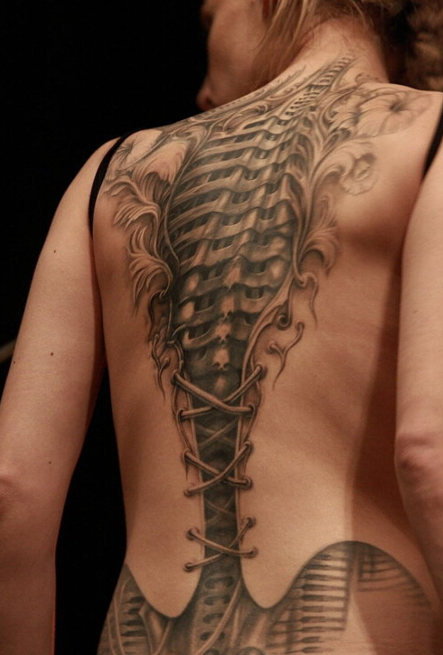 点击大图看下一张：性感女孩背部个性骨骼纹身图案
