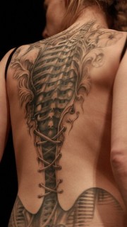 性感女孩背部个性骨骼纹身图案