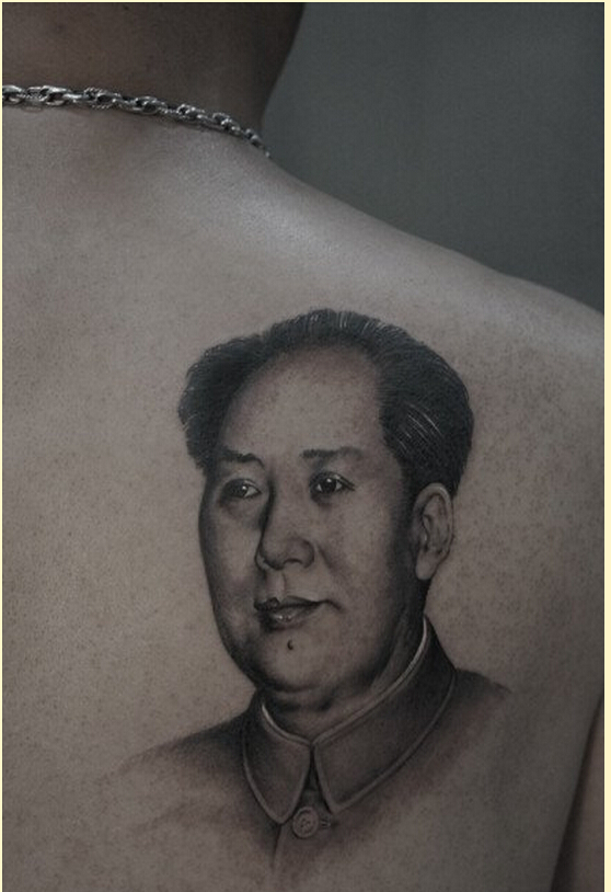 点击大图看下一张：背部毛主席头像纹身