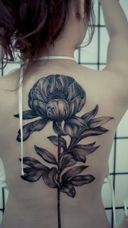 美女后背创意花朵流行纹身图案