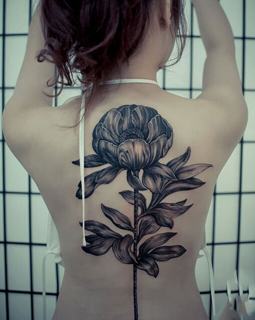 点击大图看下一张：美女后背创意花朵流行纹身图案