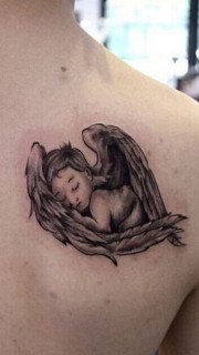男士背部个性睡天使纹身