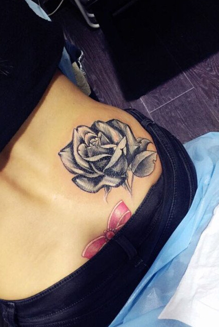 点击大图看下一张：美女臀部黑灰玫瑰花纹身图案