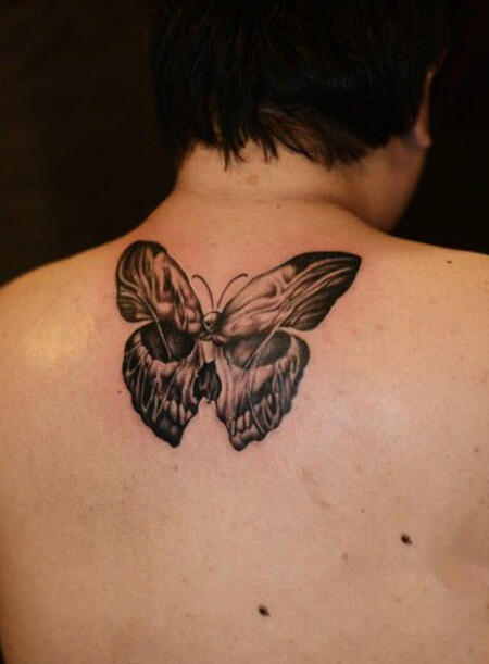 点击大图看下一张：男性后背蝴蝶纹身图案