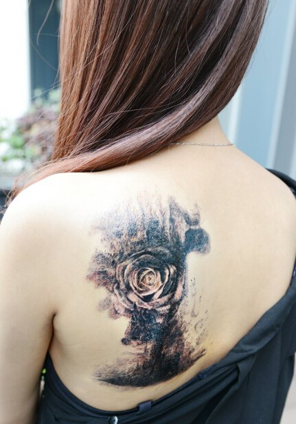 点击大图看下一张：美女背部诡异的玫瑰纹身