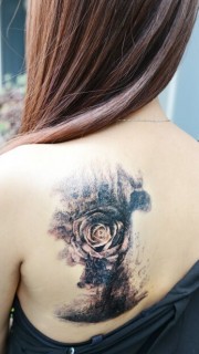 美女背部诡异的玫瑰纹身