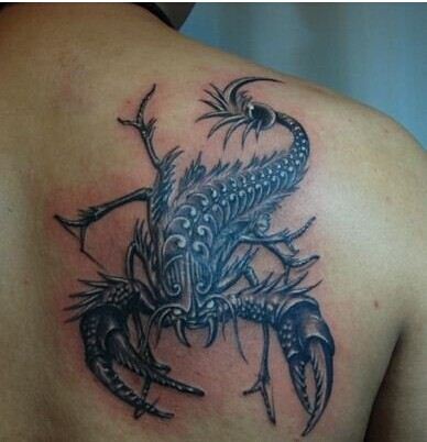 点击大图看下一张：男性背部创意蝎子纹身图案