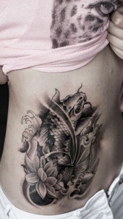 传统鲤鱼腰部霸气的纹身图案