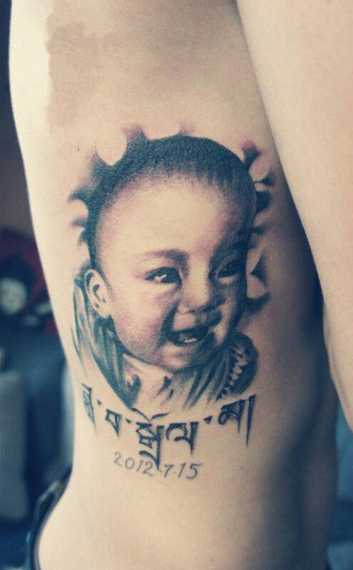 点击大图看下一张：美女胸侧可爱宝宝纹身图案