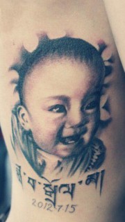 美女胸侧可爱宝宝纹身图案