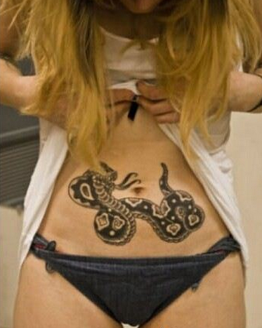 点击大图看下一张：美女腹部个性金钱蟒纹身