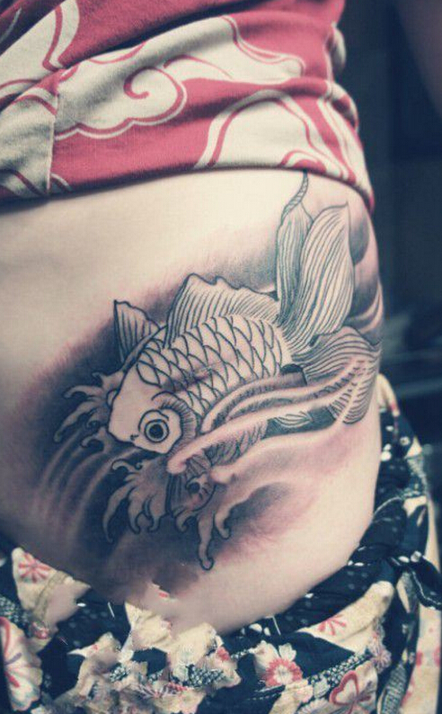 点击大图看下一张：中国传统金鱼腰部纹身图案