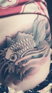 中国传统金鱼腰部纹身图案
