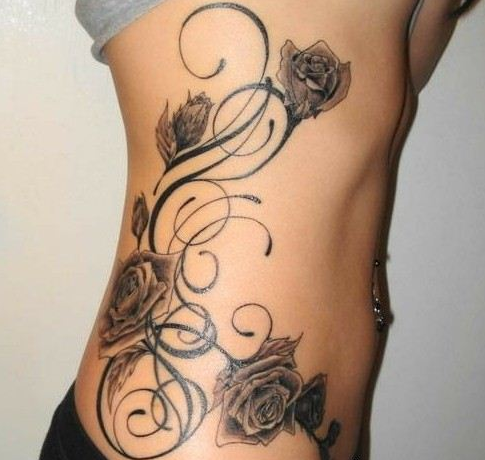 点击大图看下一张：美女侧腰创意黑色玫瑰纹身图案