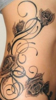 美女侧腰创意黑色玫瑰纹身图案
