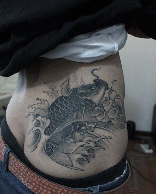 点击大图看下一张：腰臀部传统鲤鱼纹身图案